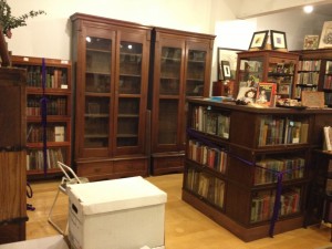 A pair of new (old) bookcases! A perfect fit! 